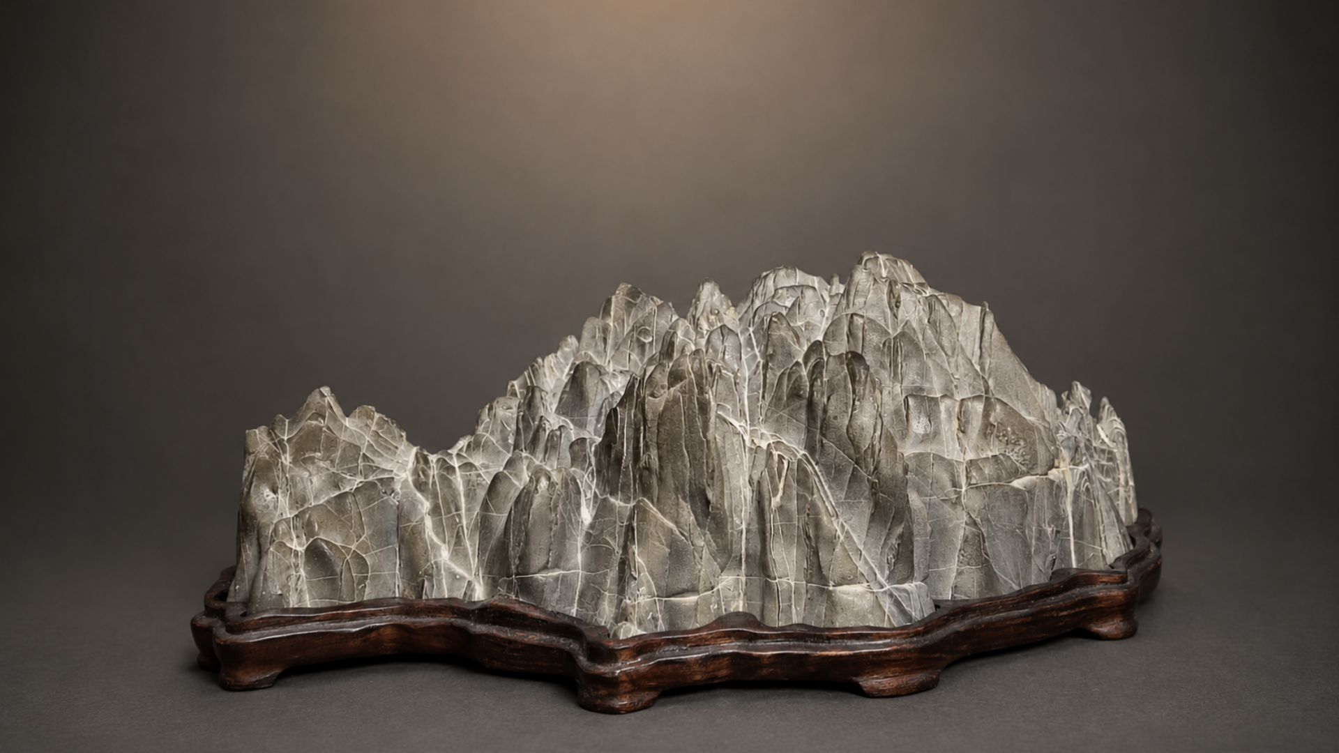 Cresta de roca escarpada — Rempo-seki (連峰石)