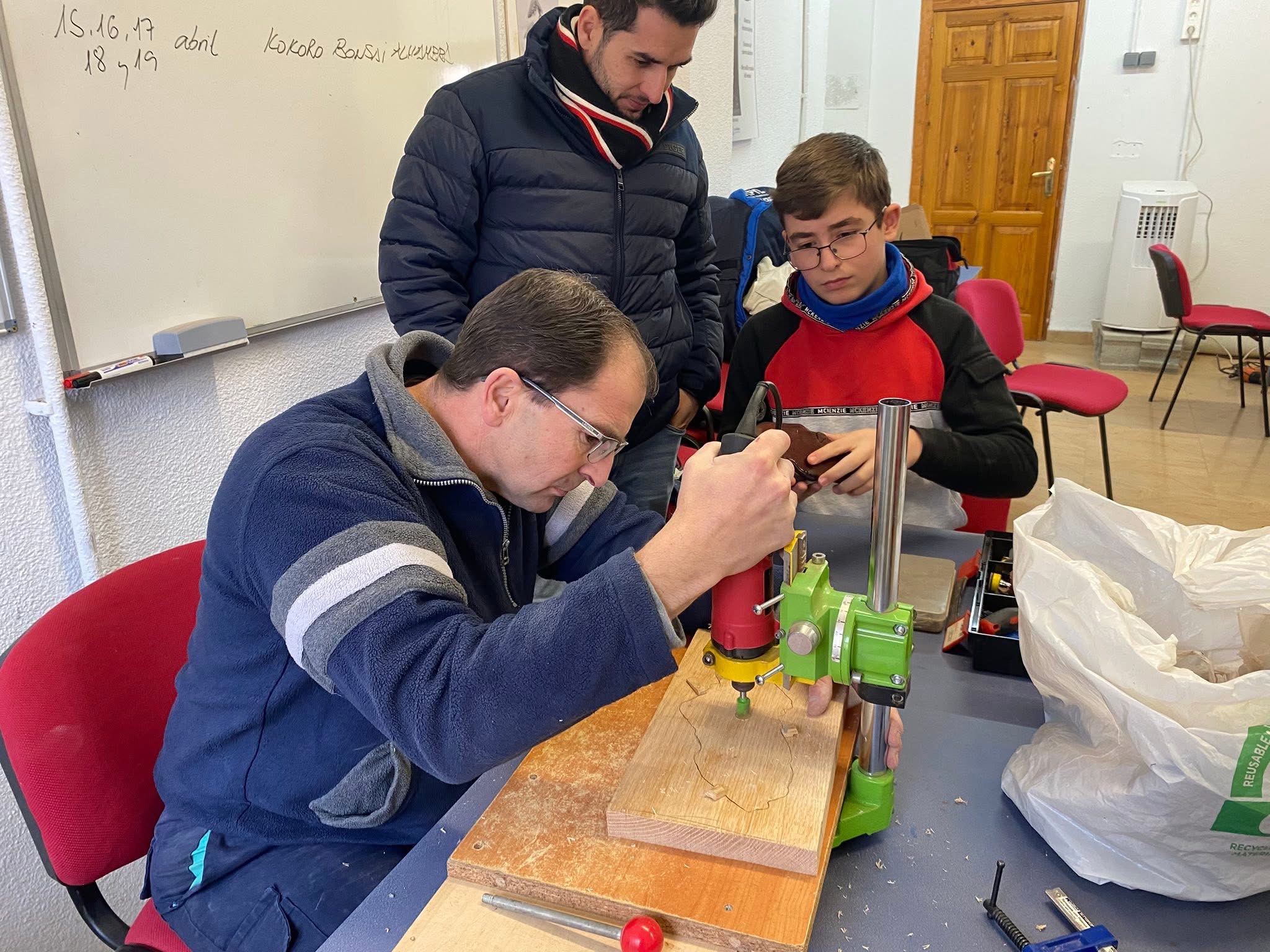 Miguel Ángel Domínguez Naranjo tallando con una caladora el hueco interior de una daiza, durante un taller en la Asociación Bonsái Alhambra