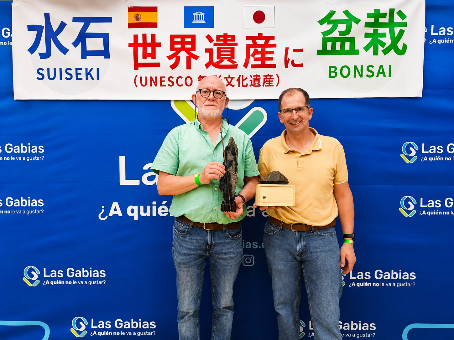 Miguel Ángel Domínguez Naranjo entrega un premio a Juantxo Labiano, que sostiene el Suiseki premiado, en las II Jornadas Andaluzas de Suiseki de Las Gabias