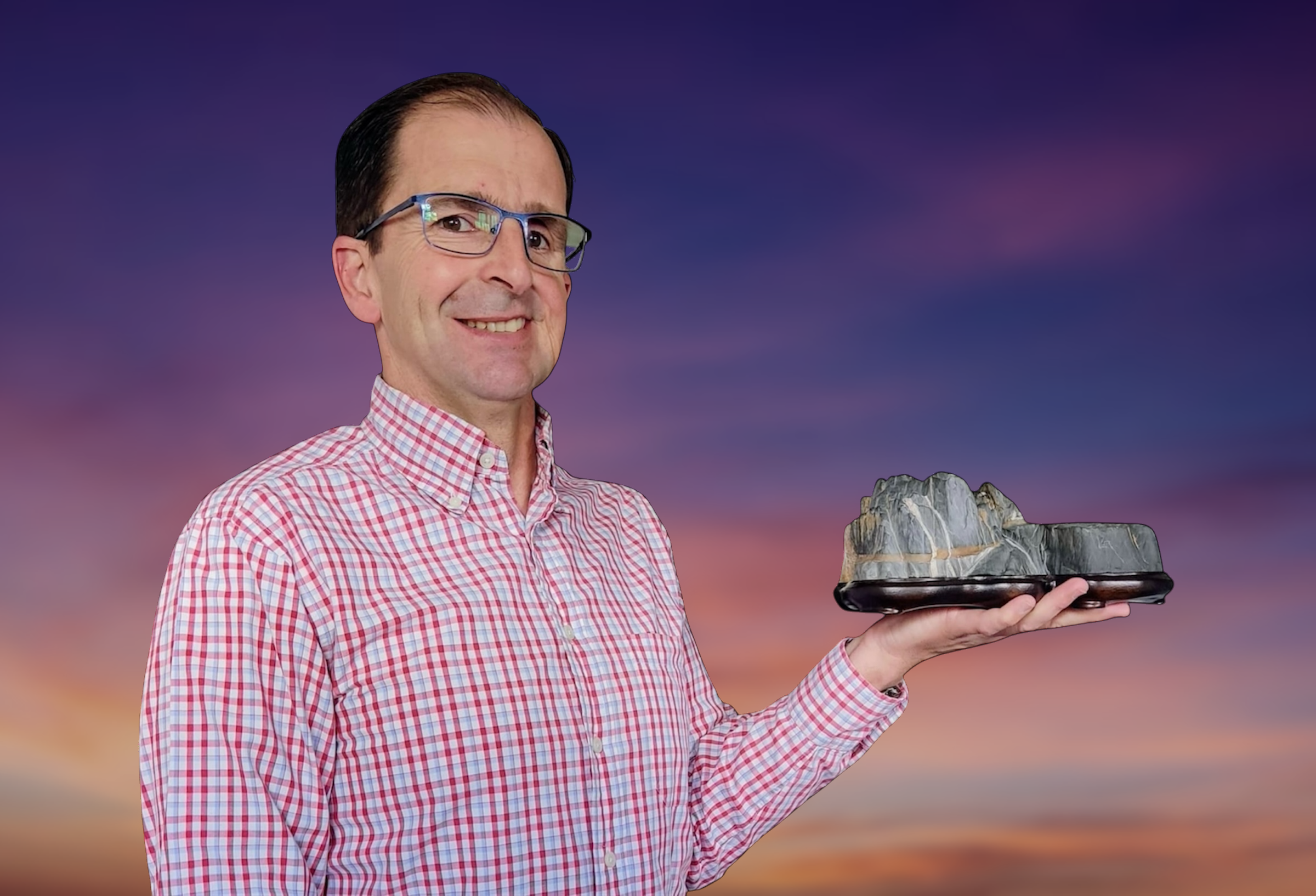 Miguel Ángel Domínguez Naranjo con uno de sus Suiseki